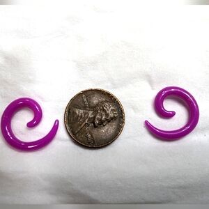 8g 1 pair of magenta spiral tapers 8(g) gauge earrings plastic material